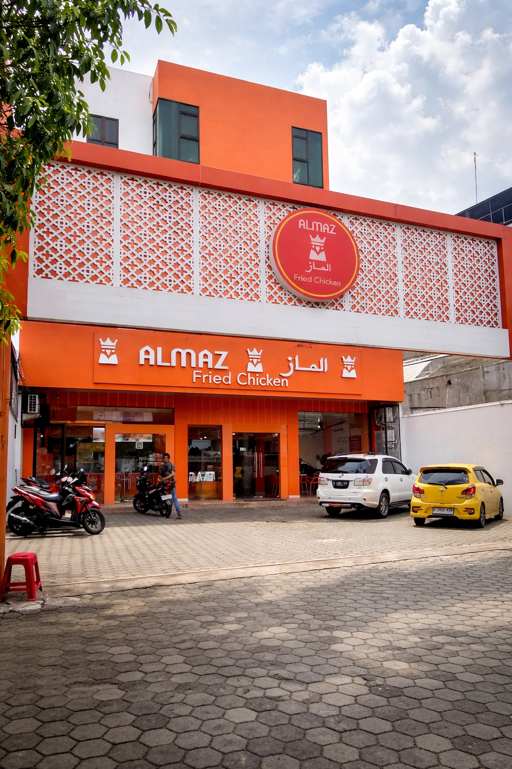 Tampilan outlet Almaz Chicken yang modern dan nyaman